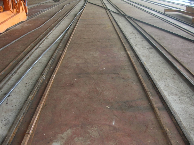 Construimos pistas de acero de gran calidad para la fabricación de vigas y placas pretensadas de hormigón. 