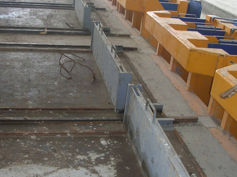 Construimos pistas de acero de gran calidad para la fabricación de vigas y placas pretensadas de hormigón. 