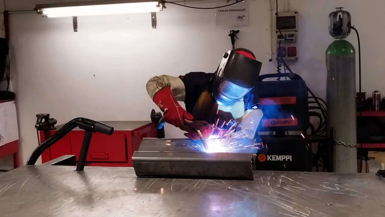 Trabajamos la soldadura con HILO CONTINUO, ELECTRODO y TIG con certificado de homologación.